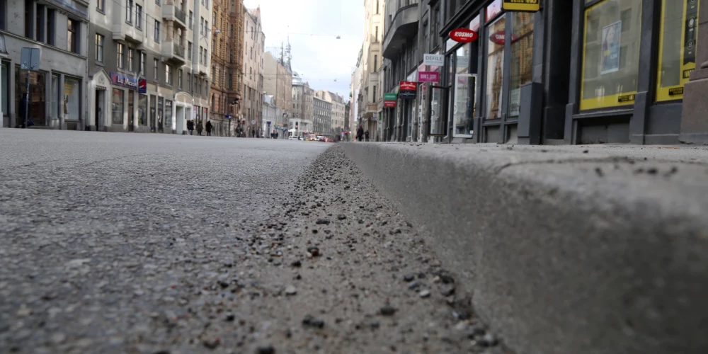 Rīgas dome ielas no smiltīm vēlreiz netīrīs