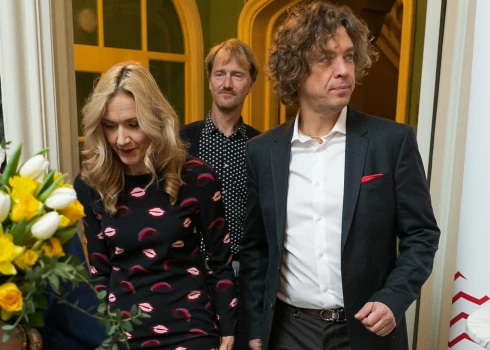 2020. gada 21. februārī Ance un Valdis apmeklēja Baibas Sipenieces-Gavares 50 gadu jubilejas svinības. No attiecību lielākas publiskošanas dziedātāja vienmēr vairījusies, to viņai teicis arī Valdis, uzskatot, ka ar atrādīšanos soctīklos “cilvēks zaudē savu telpu un identitāti”.