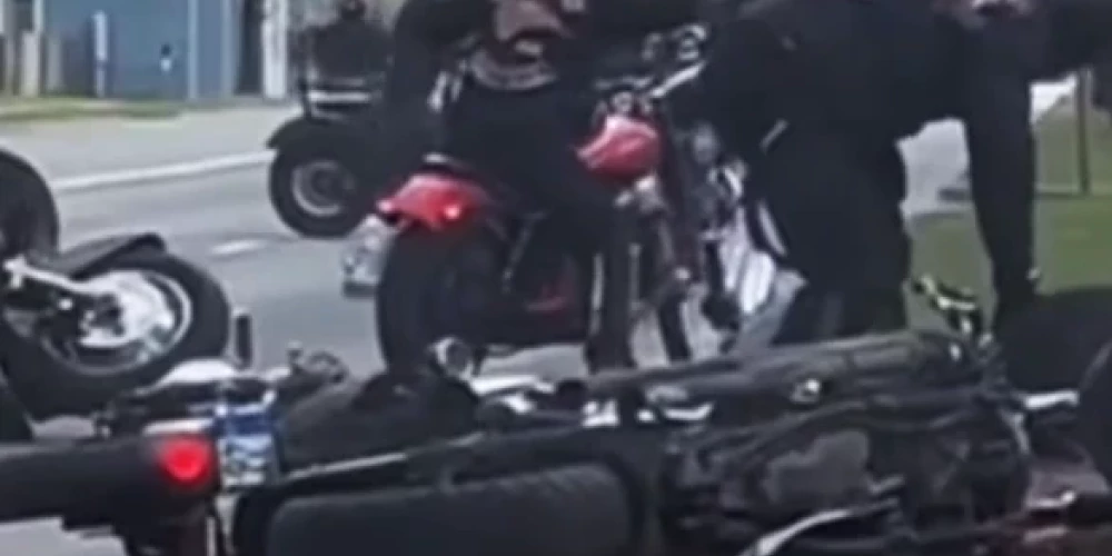 VIDEO: motociklists parādē nespēj novaldīt braucamrīku un savaino gan sevi, gan citus