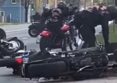 VIDEO: motociklists parādē nespēj novaldīt braucamrīku un savaino gan sevi, gan citus