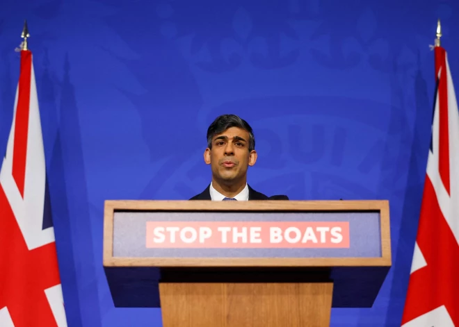 Lielbritānija pieņem likumu, kas migrantus ļaus sūtīt uz Ruandu