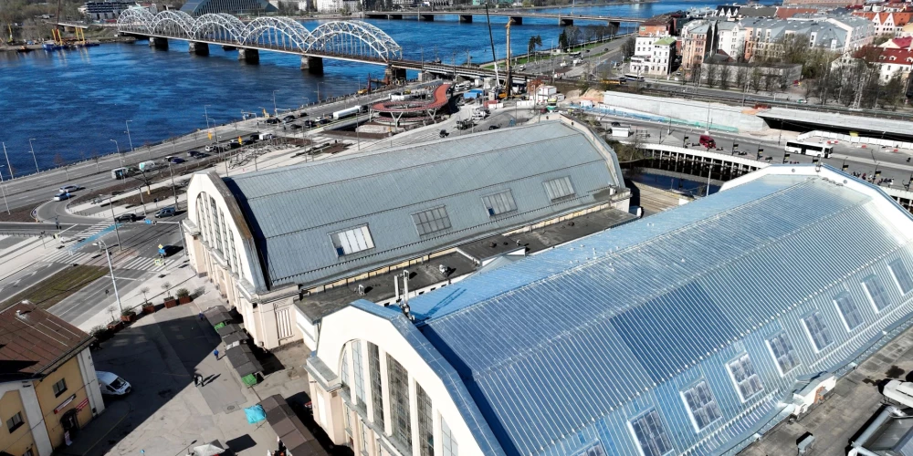 Nomainīts Rīgas Centrāltirgus sakņu paviljona jumta segums; iepirkties gan tik drīz vis nevarēs
