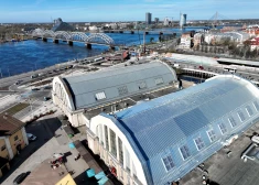 Nomainīts Rīgas Centrāltirgus sakņu paviljona jumta segums; iepirkties gan tik drīz vis nevarēs
