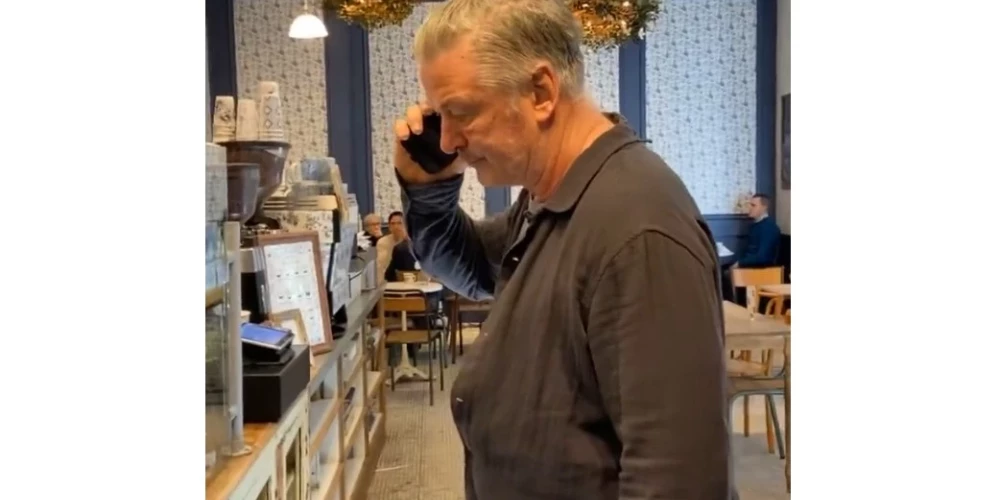 ВИДЕО: Алек Болдуин выбил телефон из рук назойливой пропалестинской активистки