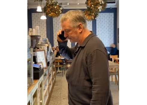 Алеку Болдуину не дали спокойно посидеть в кафе.