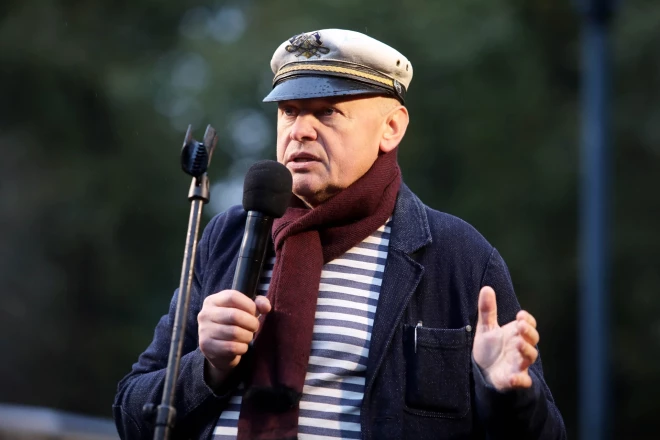 Akcija sabiedrības “Brīvais vilnis” valdes priekšsēdētājs Arnolds Babris piedalās Saeimas deputāta Alda Gobzema organizētā sapulcē Esplanādē pret Covid-19 ierobežojumiem 2020. gada 10. oktobrī.