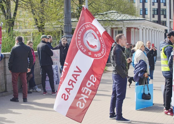 Čābiskais Kremļa stabulē pūtēju "Tautas varas spēks" ceļā uz Briseli