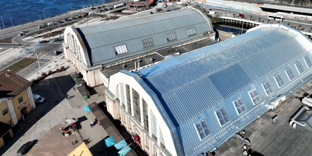 Заменена крыша овощного павильона Рижского центрального рынка, однако сделать там покупки пока нельзя