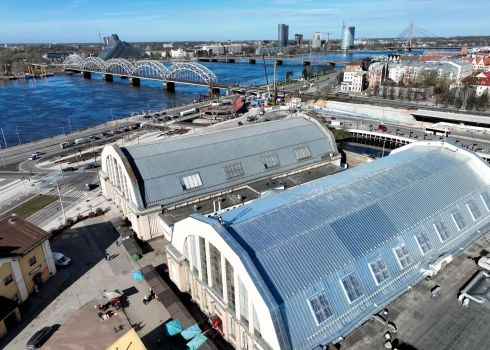 Заменена крыша овощного павильона Рижского центрального рынка, однако сделать там покупки пока нельзя