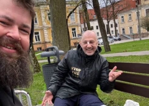 Sazvanoties ar paziņu Ēriku, Horens uzzināja, ka abi atrodas “traumās” un teju blakus palātās.