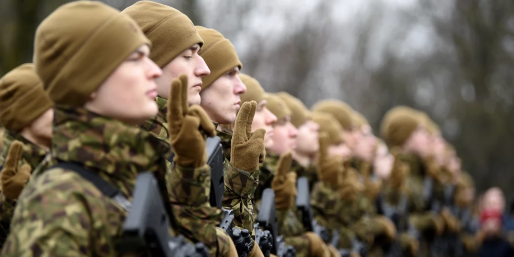 Valdība rosina kara gadījumā ļaut mobilizēt arī Latvijā esošus ārzemniekus