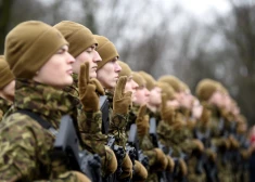 Valdība rosina kara gadījumā ļaut mobilizēt arī Latvijā esošus ārzemniekus
