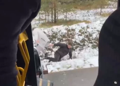 ВИДЕО: в автобусе Валка-Рига разгорелся конфликт с пьяным пассажиром - он закончился дракой на улице