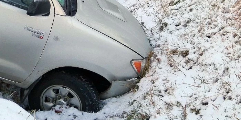 Sniegotajā laikā pieaudzis negadījumu skaits uz autoceļiem