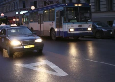 Rīgā turpina neatļauti braukt pa sabiedriskā transporta joslām; šogad sodīti jau vairāk nekā 10 000 autovadītāju