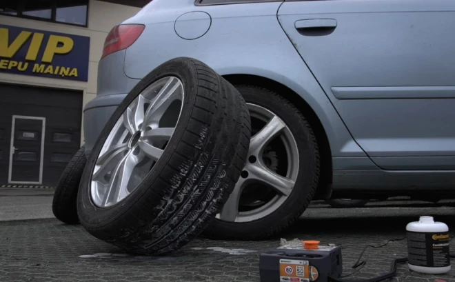 Ja automašīna nav apgādāta ar jebkāda tipa rezerves riteni, pārdurtas riepas gadījumā var glābt tikai gumijas putas.