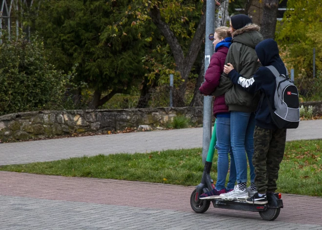 Lauzti galvas kauli un metāla plāksnes sejā uz mūžu - sekas braukšanai ar elektroskrejriteni reibumā