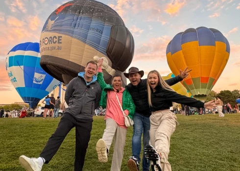 Rita Lasmane Austrālijā ved tautiešus gaisa balonā