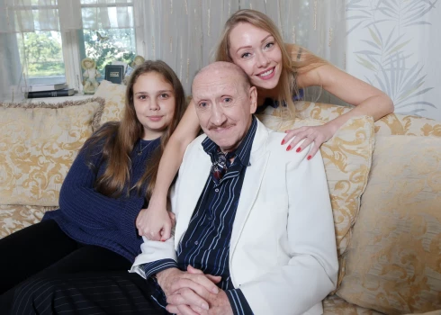 Šī fotogrāfija ar Plēpju ģimeni – slaveno vectētiņu Rūdolfu Plēpi, viņa meitu Viktoriju un mazmeitu Mariju Grietu – tapusi 2020. gada rudenī.