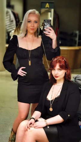Mamma un meita izskatās gluži kā vienaudzes. Viktorija un Marija nesen notikušajā Rīgas modes nedēļā. Abas ir aizņemtas savos darbos un gaitās, tāpēc reti izdodas kaut kur kopā aiziet. “Vienmēr tas ir svarīgs un piepildīts laiks, kad esam kopā, – vai nu tā ir modes nedēļa, vai veikala apmeklējums, vai brauciens pie manas māsas ģimenes uz Skotiju,” tā Viktorija.