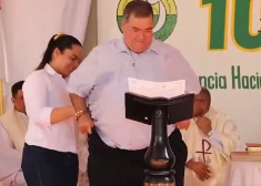 VIDEO: Kolumbijas mēram skolā uzrunas laikā nokrīt bikses. Kādēļ to uztvēra ar labsirdīgu humoru?