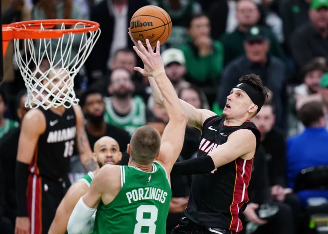 Kristaps Porziņģis aizsardzībā pret "Heat" NBA Austrumu konferences ceturtdaļfināla otrajā spēlē