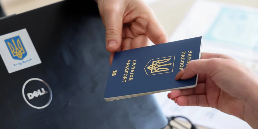 Ukraina vairs neizsniegs pases iesaukuma vecuma vīriešiem ārvalstīs