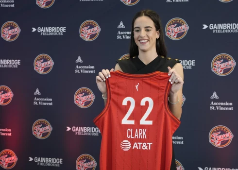 Keitlina Klarka, kura savā spēles stilā tiek salīdzināta ar Stefenu Kariju, par reklāmas līgumiem saņems neskaitāmas reizes lielākas summas, nekā par basketbola spēlēšanu.