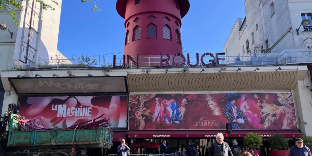 Leģendārais Parīzes kabarē "Moulin Rouge" bez savu vējdzirnavu spārniem (foto: Scanpix / AP)