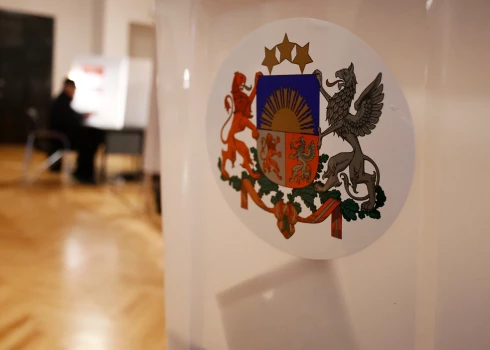 Vēlēšanu urna 14. Saeimas vēlēšanās. Attēlam ir ilustratīva nozīme.