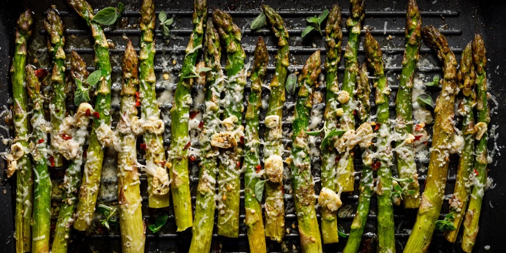 Grilēti sparģeļi.