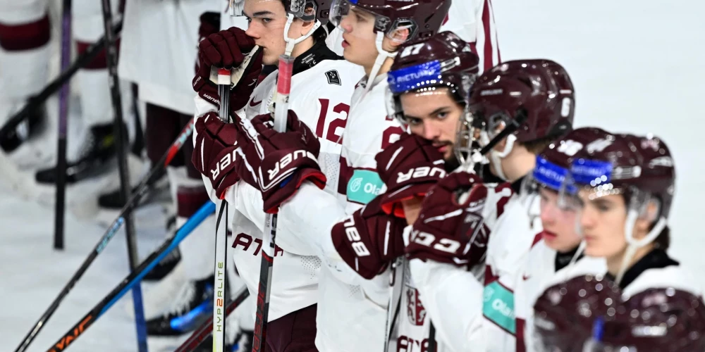 Latvijas U-18 hokejisti pasaules čempionāta pirmajā spēlē zaudē Somijai 