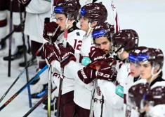 Latvijas U-18 hokejisti pasaules čempionāta pirmajā spēlē zaudē Somijai 