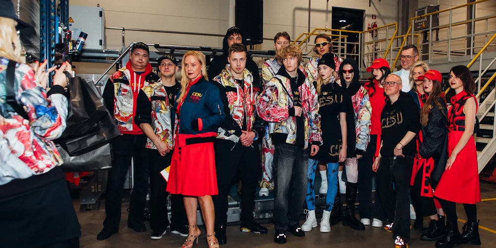 FOTO: latviešu dizaineris, kas ģērbis Madonnu, sadarbojas ar vietējo ražotāju un rada apģērbu kolekciju