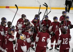 Latvijas U-18 hokeja izlase pasaules čempionātā pārspēj spēcīgo Slovākiju 