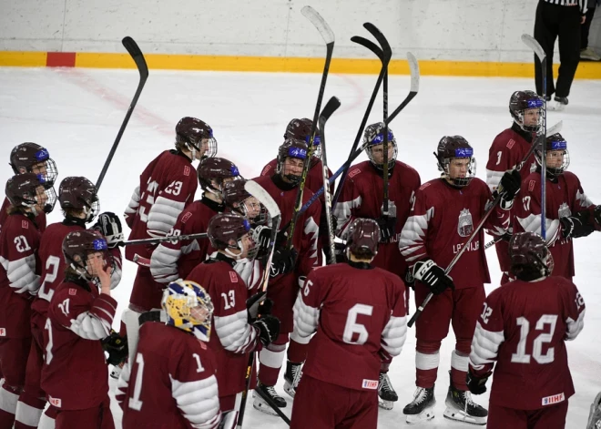 Latvijas U-18 hokeja izlase pasaules čempionātā pārspēj spēcīgo Slovākiju 