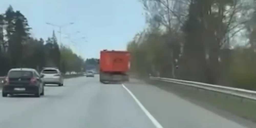 VIDEO: 3,16 promiles! Uz Jelgavas šosejas aiztur kravas automašīnas vadītāju pamatīgā žvingulī
