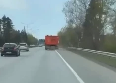 VIDEO: 3,16 promiles! Uz Jelgavas šosejas aiztur kravas automašīnas vadītāju pamatīgā žvingulī