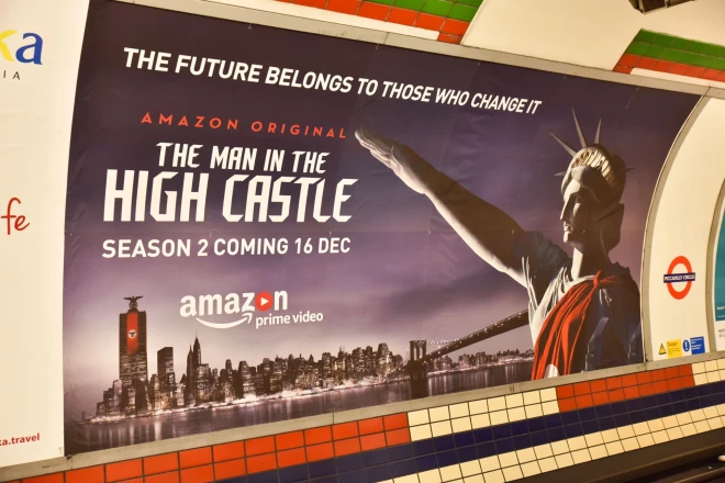 "Amazon" seriālā "A man in the high castle" diezgan ticami atainota pasaule, kurā uzvarējis Hitlers. Darbība pamatā norisinās Amerikas reihā, ASV austrumdaļā, kur valda nacisti, un rietumos, ko sagrābusi Japānas impērija.