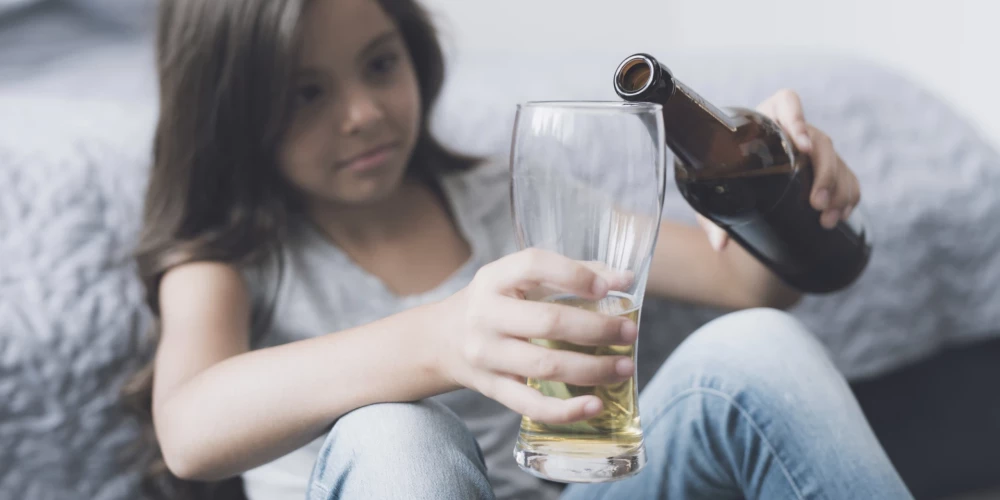Алкоголизм среди детей становится эпидемией в Латвии - девочки уже пьют больше мальчиков