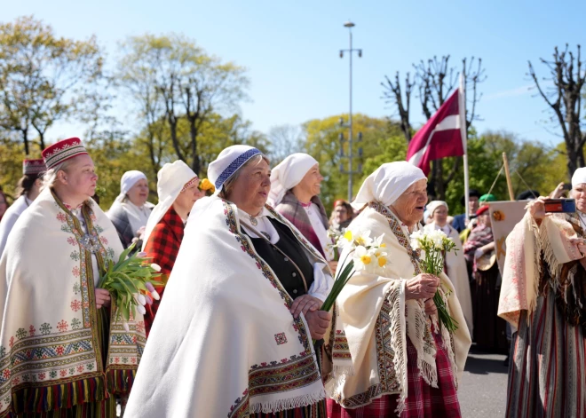 Folkloriste paziņo skarbi: īstu tautastērpu ar šujmašīnu nešuj!