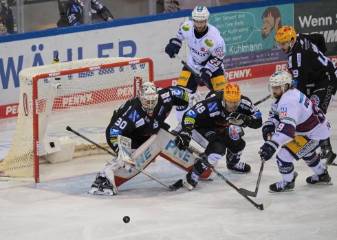 Gudļevskis kļūst par Vācijas vicečempionu hokejā; finālā viņa "Fischtown Pinguins" nav argumentu pret Berlīnes "Eisbaren"