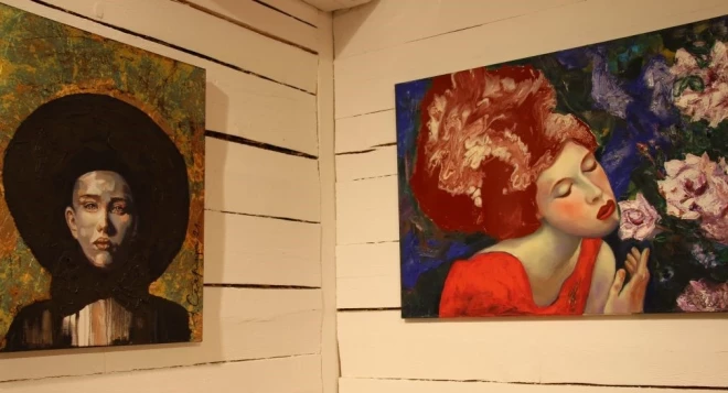 Jelgavas Vecpilsētas mājā atklāta izstāde, kas iepazīstina ar sievietes dažādo dabu - Ilzes Cērpiņas gleznu izstāde “Sieviete un mani putni”.