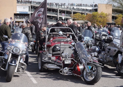 Motociklistu pulcēšanās notika pie tirdzniecības centra "Mols".