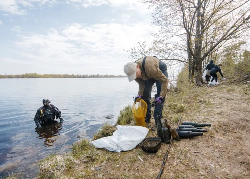 Šogad talkotāji vietām sakopa ne vien apkārtni ap ūdenstilpēm, bet arī to gultni.