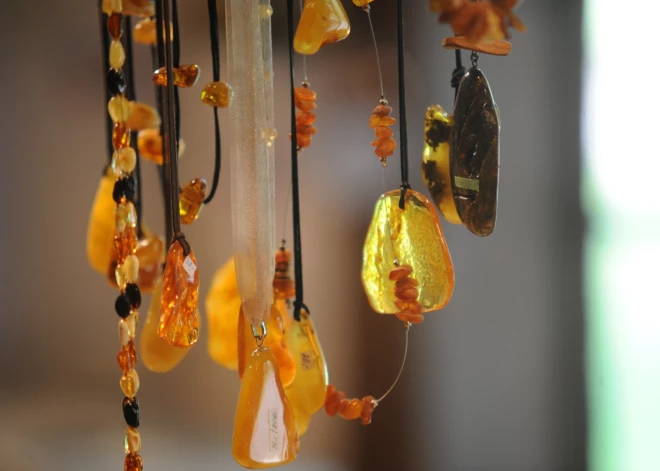 Viss par dzintara rotām! Maijā Brīvdabas muzejā varēs apskatīt izstādi "Dzintargaisma"