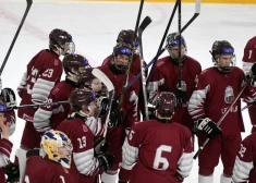 Latvijas U-18 hokejisti pasaules čempionātā cieš sakāvi pret ASV vienaudžiem