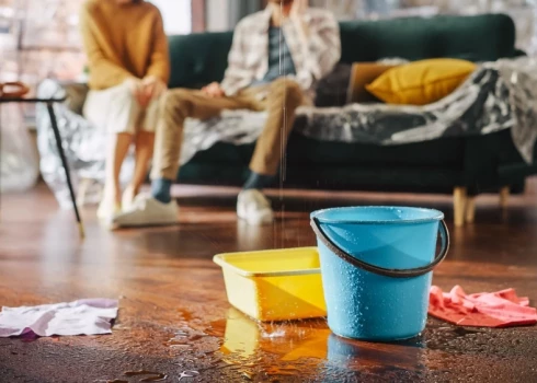 Apdrošināšanas noteikumos var būt izņēmums –  ūdens iekļūšana ēkā no jumta. Fotogrāfijai tikai ilustratīva nozīme.