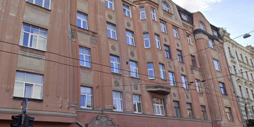 Divas ēkas Rīgas centrā atzīst par vidi degradējošām