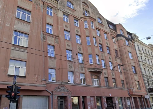 Divas ēkas Rīgas centrā atzīst par vidi degradējošām